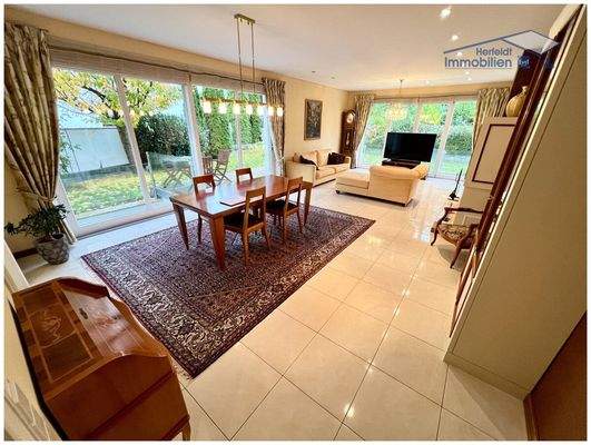 Helles, lichtdurchflutetes Wohnzimmer