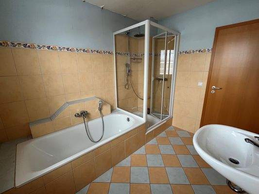 Badewanne und Dusche