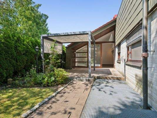 Süd-Terrasse mit Sonnenschutz