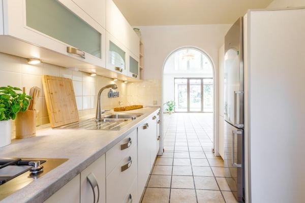 Küche mit Blick zum Wohnzimmer.jpg