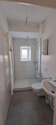 Badezimmer mit WC und Dusche.jpg