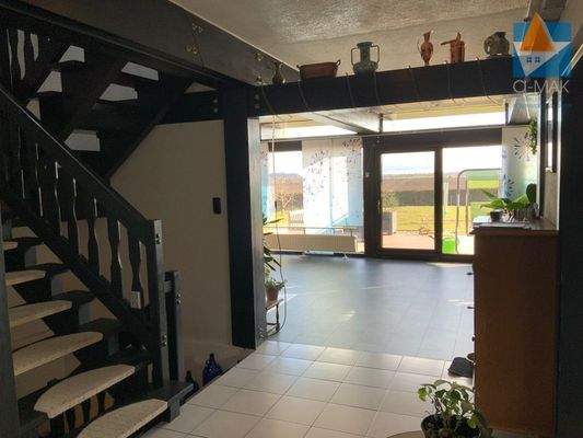 Flurbereich Erdgeschoss mit Blick in den Wohnberei