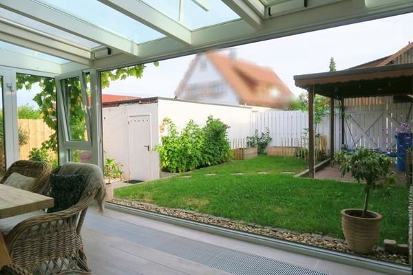 Garten mit Carport