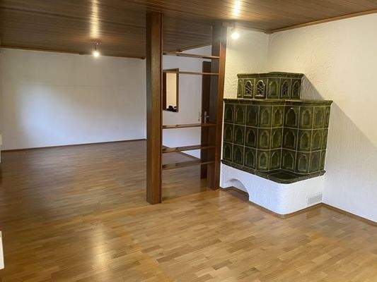 1.OG: Wohnzimmer mit Kachelofen