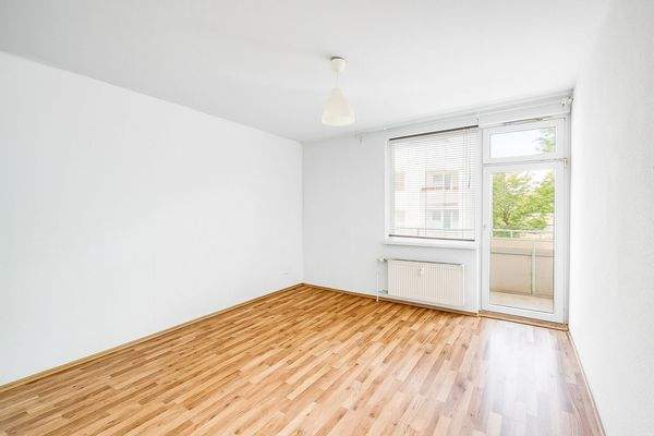 Wohnzimmer mit Zugang zum Südbalkon