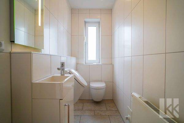 Separates Gäste-WC mit Toilette und Urinal