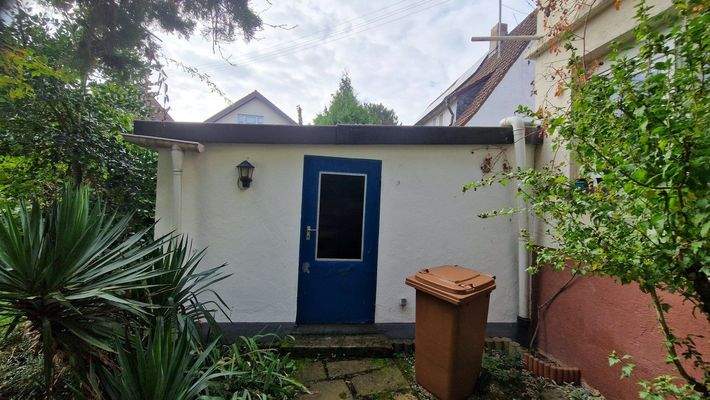 Gartenhaus mit blauer Tür