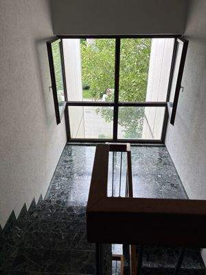 Treppenhaus mit Fensterblick