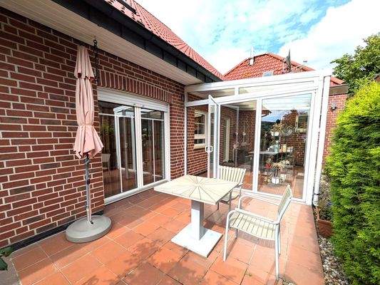 An den gemütlichen Wintergarten schließt sich die windgeschützte Terrasse an