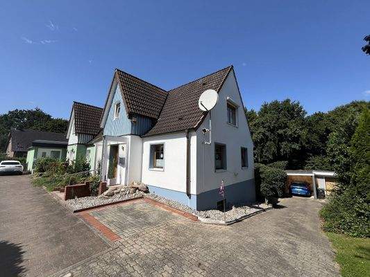 Seitliche Ansicht mit Stellplatz und Carport
