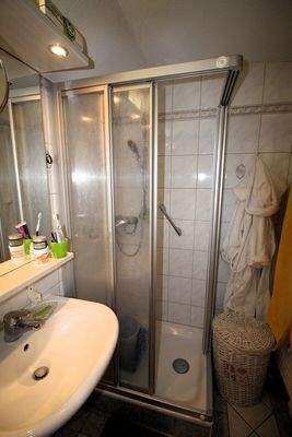 Bad mit Dusche (2)