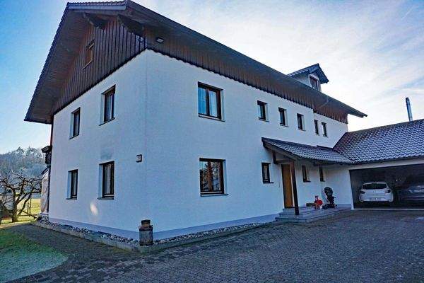 Haus von der Einfahrt aus