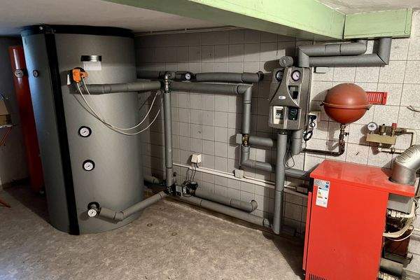 Erdgas- Zentralheizung mit Pufferspeicher für Warmwasser und Heizkreis