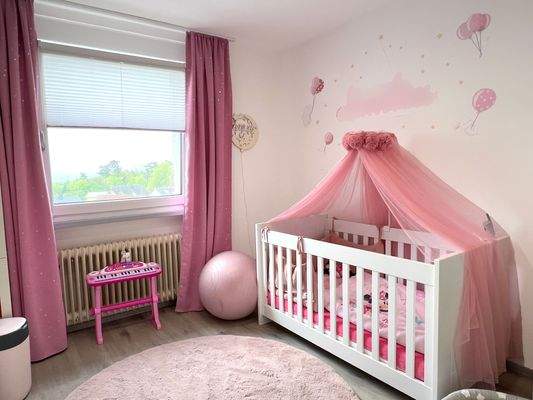 Exklusiv renovierte 4ZKB mit Balkon &amp; PKW- Stellpl