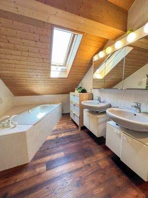 Bad mit Wanne und...