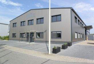 Neuwertiger Gewerbebau