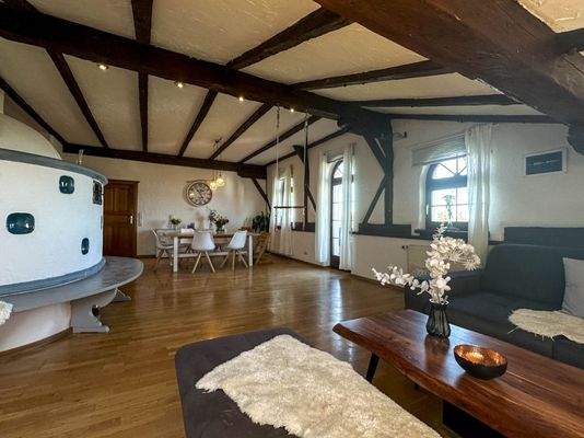 Wohn-/Esszimmer mit Zugang zum Nord-Ost Balkon