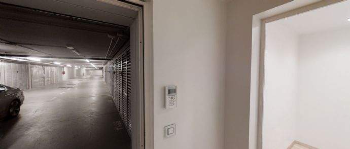 1.Nebeneingang zu Tiefgarage mit Doppelgarage