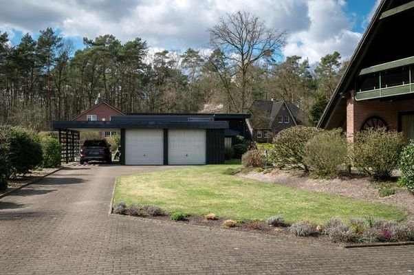 Zufahrt, Carport und Garagen