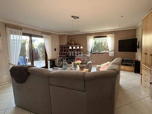 Wohnzimmer mit Zugang zur Terrasse