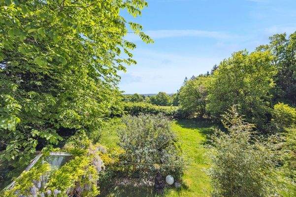 Blick vom Balkon in den Garten