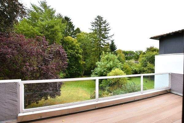 Terrasse mit Blick in den Garten