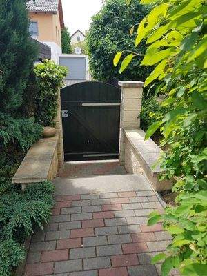 Eingang über Carport