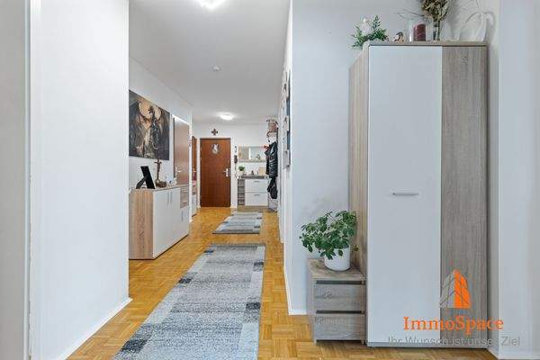 Flur mit Garderobenbereich 