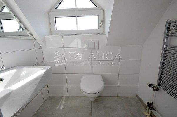 Moderne Toilette Dachgeschoss