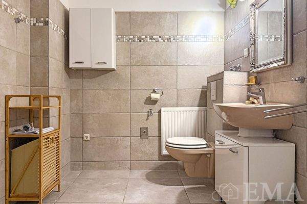 Blick ins Bad im Obergeschoss