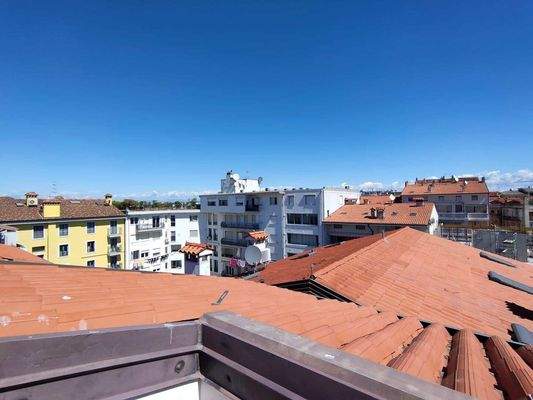 schönes Penthouse im Zentrum von Grado mit Terrasse und Parkplatz