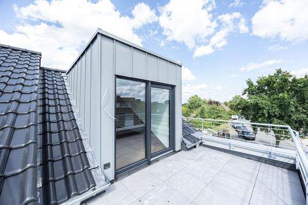 ...mit der vorgelagerten Dachterrasse...