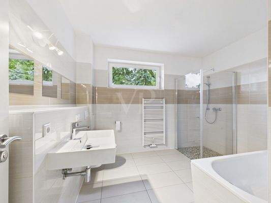 Wannen- und Duschbad im EG