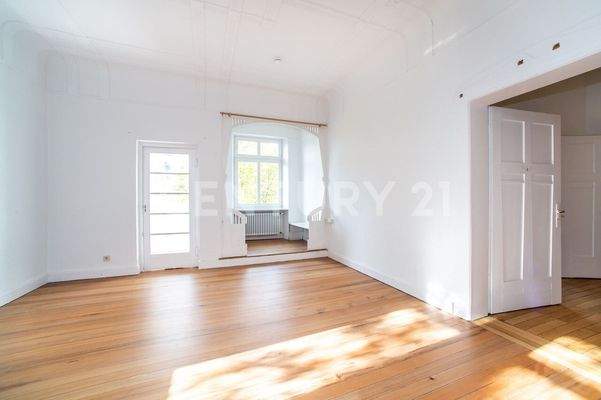 OG Zimmer neben Kaminzimmer mit Sitzecke