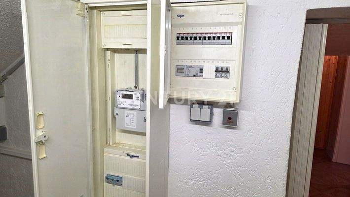 Neuwertiger Zählerschrank, Unterverteilungen auf jeder Etage