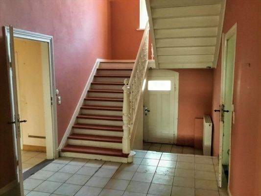 Treppenaufgang mit Ausgang zum Hof