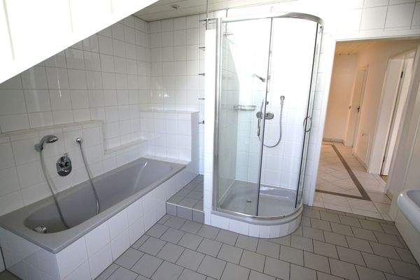 Bad mit Wanne und Dusche