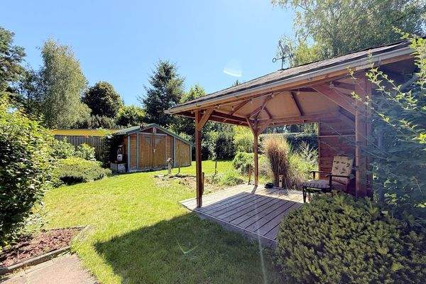 gepflegter Garten mit Pavillon