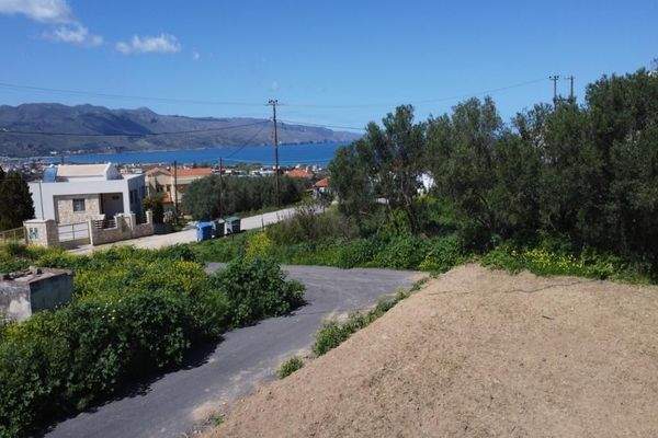 Kreta, Tavronitis: Grundstück mit hoher Bebaubarkeit in Meeresnähe zu verkaufen
