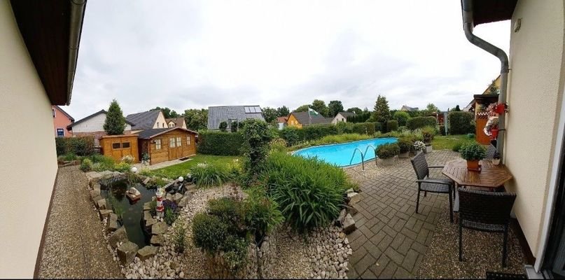 schöner Gartenbereich mit Pool