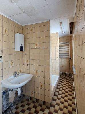 Bad mit Dusche im Obergeschoss