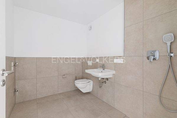 Großzügiges Duschbad mit aktiver Entlüftungsanlage