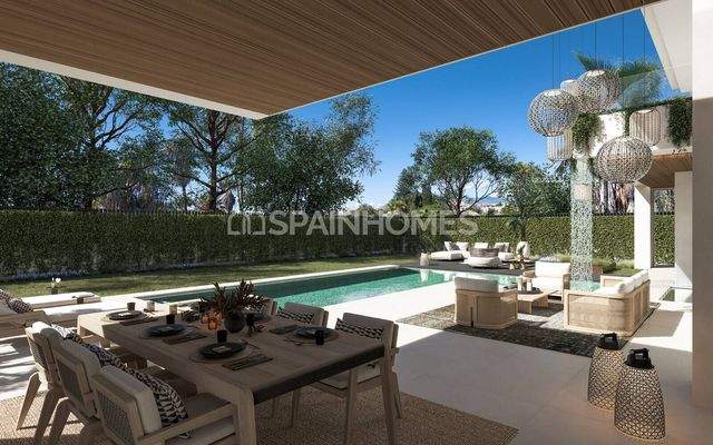 Detached Large Villas Near the Sea in Marbella