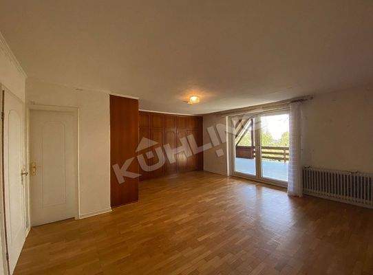 Elternschlafzimmer mit Zugang zum Bad und zur Loggia