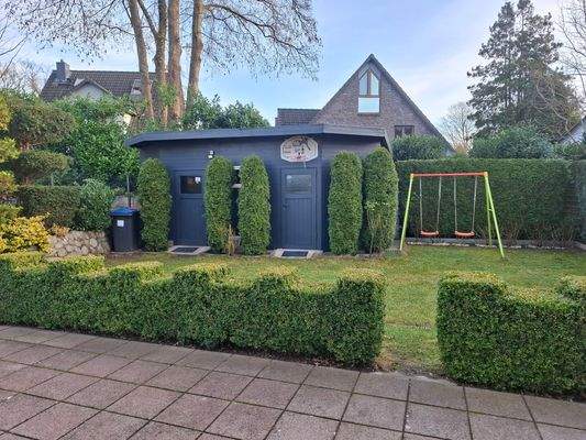 Neu angestrichener Schuppen