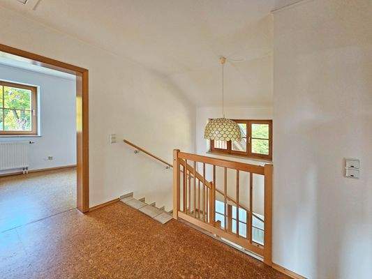 Treppe aus Obergeschoss mit Blick in Zimmer 1