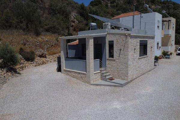 Kreta, Kalamitsi Amigdali: Charmantes kretisches Haus mit privatem Olivenhain und Bergblick zu verkaufen