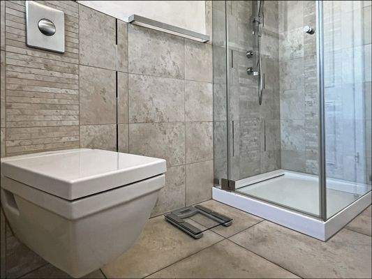 OG: Das Badezimmer ist hochwertig ausgestattet und im neuwertigen Zustand