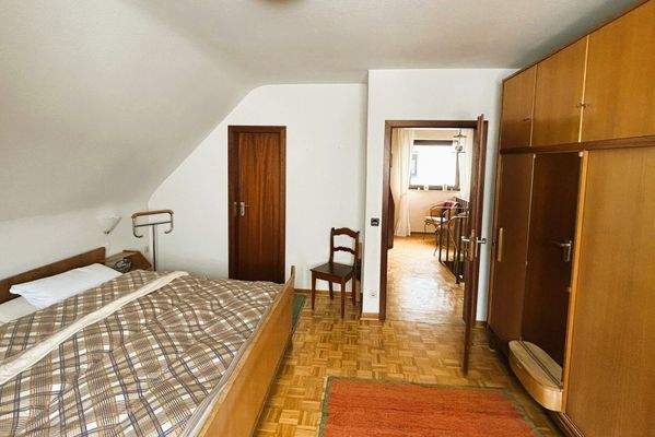 Das Masterschlafzimmer miut Zugang zum Bad