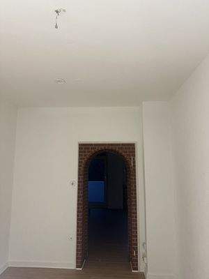 Weisser Raum mit Bogen